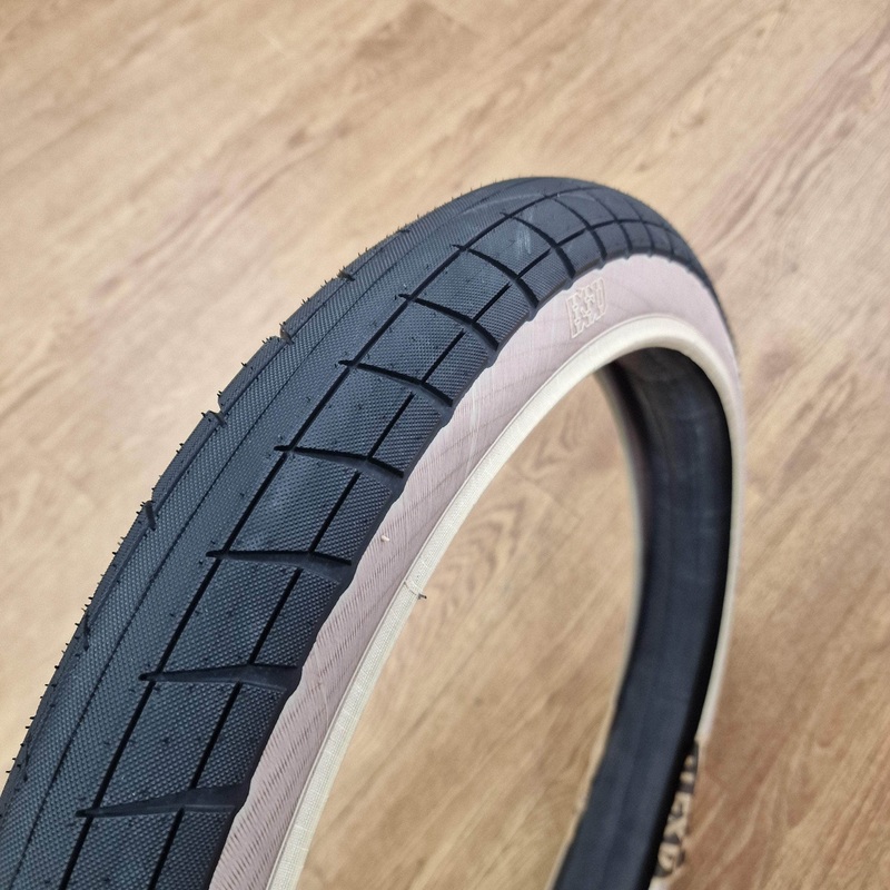 BSD Donnasqueak Tyre Black/Tanwall